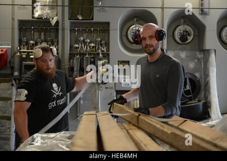 Adam Beaver und Michal Powell mit der 732. Air Mobility Squadron sichere Paletten auf einer c-17 Globemaster III für Betrieb Talisman Sabre im Joint Mobility Complex auf gemeinsamer Basis Elmendorf-Richardson Juli 18. Soldat innen der 732. AMS und Department of Defense Mitarbeiter sind spezialisiert auf verschieben und den Transport von Fracht sowie Mitarbeiter und verteilten Umgebungen. Airman Ty-Rico Lea) Stockfoto