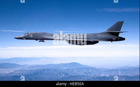 Ein B-1 b Lancer trägt den Sniper-Pod auf seinem Bauch, als es bei einem Testflug hier über Edwards Himmel fliegt. Die 419th Flight Test Squadron-Tester hat vor kurzem die Erstentwicklung von den Sniper-Pod auf eine B-1 b hier vor kurzem installiert. Der Sniper-Pod ist eine fortschrittliche targeting Pod mit einem Multi-Sensor-System, das das Flugzeug erhöht Fähigkeit selbst gezielt ist.  Steve Zapka) Stockfoto