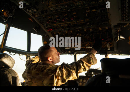 US Air Force Tech Sgt John Rorie, 41. Expeditionary elektronischer Kampf Geschwader Flugingenieur ist eine Post-Flugvermessung im EC - 130H Kompass rufen Flugzeug in Bagram Air Field, Afghanistan, 6. September 2015 abgeschlossen. Der Compass Call ist ein airborne taktische Waffe-System über eine stark modifizierte Version der c-130 Hercules-Zelle.  Techn. Sgt Joseph Swafford Stockfoto