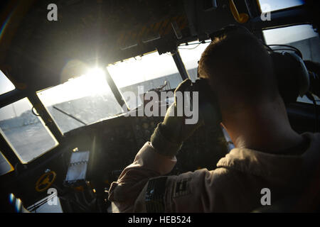 US Air Force Captain Frank Von Heiland, 41. Expeditionary elektronischer Kampf Geschwader-Co-Pilot, bereitet sich auf eine Mission in einem EC - 130 H Kompass rufen Flugzeug in Bagram Air Field, Afghanistan, 12. September 2014. Die 41 bietet EECS premier Counter Kommunikationsfunktionen elektronische Angriff. Von Heiland wird bereitgestellt von Davis-Monthan Air Force Base, Arizona und gebürtig aus Anaheim, Kalifornien  Staff Sgt Evelyn Chavez Stockfoto