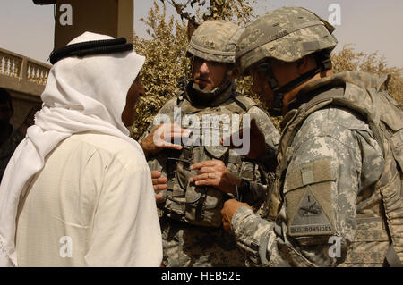 Muliti-National Division-North Kommandeur Maj Gen Mark P. Hertling, spricht mit Dorfbewohnern in der Jazeera Wüste Balad, der Irak, über Verbesserungen hinsichtlich der Sicherheit als Mitglieder mit 1. Zug, Charlie Troop, 1. Staffel, 32. Kavallerie, 101. US-Luftlandedivision nehmen Volkszählung des Bereichs an, so viel Informationen möglich, die eingehenden Einheiten 17. September 2008.  Staff Sgt Micky M. Bazaldua Stockfoto