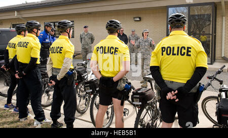 Oberst Lisa Pike, 436th Kommandant der Mission Support Group, im Gespräch mit 436th Sicherheit Kräfte Bike Patrol Staffelmitglieder am letzten Tag ihrer Ausbildung 19. März 2015, bei Dover Air Force Base, Del. sieben 436th SFS Mitglieder erhalten Polizei Mountain Bike Patrouille training 16.-19. März 2015, von internationalen Polizei Mountain Bike Association zertifizierte Instruktoren von Ocean City Police Department, MD. Roland Balik) Stockfoto