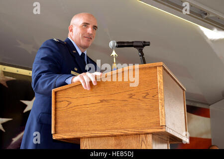 Kol. Kenneth Moss, 43. Luftbrücke Gruppenkommandant, Adressen Teilnehmer während der 43. Air Mobility Squadron Aktivierungszeremonie 1. Juli 2015, Papst Army Airfield, N.C. Flugzeugwartung und Antenne Port Flieger und Funktionen übertragen an die neu gegründete 43. AMS von inaktivierten 3. Antenne Port Staffel und die 43. Aircraft Maintenance Squadron. Marvin Krause) Stockfoto