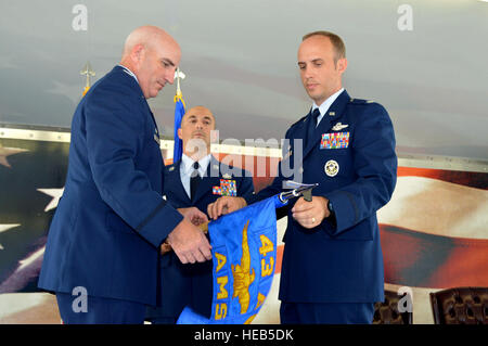 Lieutenant Colonel David Morgan, 43. Air Mobility Staffelkapitän, rechts, und Colonel Kenneth Moss, 43. Luftbrücke Gruppenkommandant, entfalten die 43. Air Mobility Squadron Guidon 1. Juli 2015, während der 43. AMS-Aktivierung-Zeremonie am Papst Army Airfield, N.C. Morgan übernahm das Kommando über das neu gegründete Geschwader bestehend aus Flugzeugwartung und Antenne Port Flieger und Funktionen aus der inaktivierten 43. Aircraft Maintenance Squadron und der 3. Antenne Port Squadron übertragen. Marvin Krause) Stockfoto