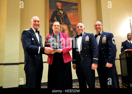 Generalmajor Timothy Zadalis, 618th Air Operations Center Kommandant präsentiert die 43. Luftbrücke Gruppe 2014 zivile des Jahres, Kategorie III, Gryphon Trophäe Catherine Barden, 43. medizinische Squadron mit Colonel Kenneth Moss, 43. Luftbrücke Gruppenkommandant und Chief Master Sgt. James Cope, 43. Luftbrücke Gruppe Superintendent, während die 440. Airlift Wing und 43. Luftbrücke Gruppe 2014 Annual Awards Banquet im Fort Bragg Club statt 21 Februar, Fort Bragg, N.C. Marvin Krause) Stockfoto