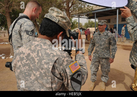 US Air Force Staff Sgt Andrew Caya und US Armee Sgt. Shejal Pulivarti interview Generalmajor Jeffrey Jacobs, Kommandierender general, US-Armee zivile Angelegenheiten und Psychological Operations Command (Airborne) während einer medizinischen zivile Hilfe Programm (MEDCAP) besuchen, 20. Juni 2012, in einer Klinik in Damerjog, Dschibuti. Staff Sgt Caya und Sgt. Pulivarti werden zur Unterstützung kombiniert Joint Task Force-Horn von Afrika eingesetzt.  Donald R. Allen techn. Sgt. Stockfoto