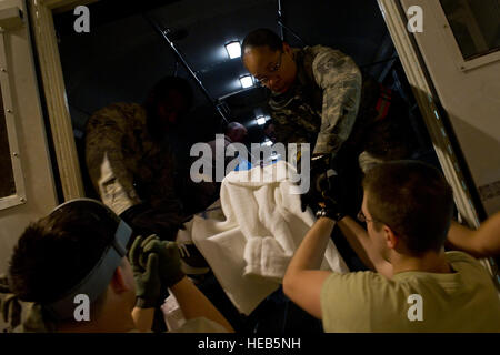 Mitglieder aus der 451st Expeditionary Aeromedical Evakuierung Squadron Ablösung 1 Contingency Aeromedical Staging Anlage laden eine verwundete Marine in eine Ambulanz-Bus im Camp Bastion, Afghanistan. Die CASF Team ist verantwortlich für den Transport von Patienten aus dem staging-Anlage und Rolle Krankenhaus Flugzeug für den Transport auf die nächste Stufe der medizinischen Versorgung. Master Sgt. Adrian Cadiz)(Released) Stockfoto