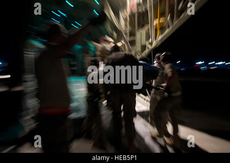 Mitglieder aus der 451st Expeditionary Aeromedical Evakuierung Squadron Ablösung 1 Contingency Aeromedical Staging Anlage laden eine verwundete Marine aus einem Krankenwagen-Bus auf eine c-130 Hercules in Camp Bastion, Afghanistan. Die CASF Team ist verantwortlich für die Betreuung der Patienten und zu einem wartenden Flugzeug, die dann, um die nächste Stufe der medizinischen Versorgung getroffen werden aus dem staging-Anlage und Krankenhaus zu transportieren. Master Sgt. Adrian Cadiz)(Released) Stockfoto