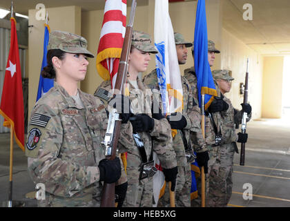 US Air Force Piloten zugewiesen 455. Air Expeditionary Wing Honor Guard Team bereiten die Farben während der 455. Expeditionary Medical Group Posten ändern Befehl Zeremonie 13. März 2015 in Bagram Air Field, Afghanistan. Abschluss einer einjährigen Tour, US Air Force Colonel Gary Walker, 455 EMDG scheidenden Kommandeur aufgegeben Befehl der Gruppe, die US Air Force Colonel Gianna Zeh, bereitgestellt von Eglin Air Force Base, Florida  Staff Sgt. Whitney Amstutz/released) Stockfoto