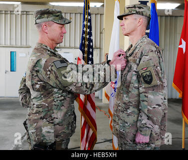 US Air Force Major General Mark Kelly, 455. Expeditionary Air Wing Commander pins eine Medaille Bronze Star ausgehende 455. Expeditionary Praxisgemeinschaft Kommandeur US Air Force Colonel Gary Walker Revers während der 455 EMDG Änderung der Befehl Zeremonie 13. März 2015 in Bagram Air Field, Afghanistan. Abschluss einer einjährigen Tour, Walker, den abgetretenen Befehl der Gruppe, die US Air Force Colonel Gianna Zeh von Eglin Air Force Base, Florida bereitgestellt  Staff Sgt. Whitney Amstutz/released) Stockfoto