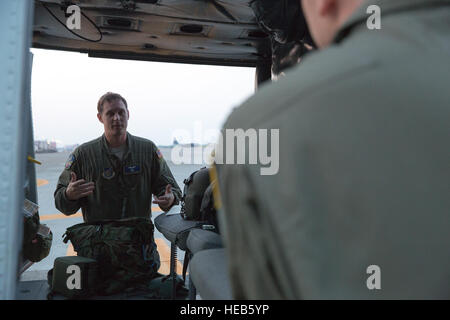 (Links nach rechts) Techn. Sgt. Christopher Baker und Staff Sgt Christopher Rector, Flugingenieure aus 459th Airlift Squadron, haben eine Diskussion im Vorfeld ihre Vorflugkontrolle auf eine UH-1N Huey Hubschrauber auf Yokota Air Base, Japan, 7. Mai 2014. Flieger aus der 459 üben regelmäßig ihre Lufttransportkapazitäten um auf regionalen Eventualitäten reagieren zu können.  Osakabe Yasuo Stockfoto