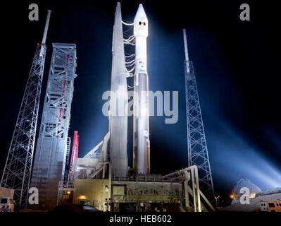 45. Space Wing der US Air Force unterstützt die United Launch Alliance 100. Start, eine Atlas V 421 fliegen die Kommunikationssatelliten Morelos-3 für Sekretariat von Kommunikationen und Transport am 2. Okt. Mexikos. vom Launch Complex 41 hier um 6:28 Uhr EDT. (Mit freundlicher Genehmigung Lockheed Martin) Stockfoto