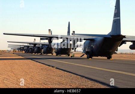 OPERATION IRAQI FREEDOM (AFPN)--eine Reihe von c-130 Hercules aus der 485th Air Expeditionary Wing an einer Stelle nach vorne bereitgestellt in Südwestasien geparkt sind.  7 c-130 Einheiten kombiniert hier bilden die größte Sammlung von Flugzeugen in der Welt, nach offiziellen Angaben.   Senior Airman Manuel Martinez) Stockfoto