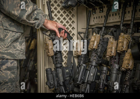 Senior Airman Alexandra Haytasingh, 49. Sicherheit Kräfte Squadron Assistent Unteroffizier verantwortlich für die Waffenkammer, kehrt eine M4 Karabiner in die Zahnstange auf der Holloman Air Force Base in Nm, 2. April 2015. Sicherheitspersonal Kräfte arbeiten in der Waffenkammer sind verantwortlich für die Pflege und wohnen Waffensysteme für ein- und Ausschalten Dienst SF Personal, Bauingenieur Personal, Office of Special Investigation Agenten und Mitglieder der deutschen Luftwaffe.  Airman 1st Class Aaron Montoya / veröffentlicht) Stockfoto