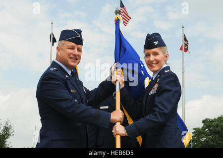 US Air Force Generalmajor Lawrence Wells übergibt die Guidon an Oberst Jeannie Leavitt während der 4. Kämpfer-Flügel-Änderung der Befehl Zeremonie auf Seymour Johnson Air Force Base, North Carolina, 1. Juni 2012. Leavitt war die erste Kampfpilotin der US Air Force Weapons School Absolvent. Wells ist die 9. Air Force Commander. Stockfoto