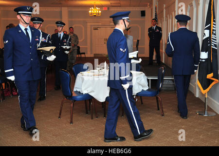 Flieger der 4th Fighter Wing Honor Guard halten am 16. September 2013 während einer Zeremonie zur Kerzenbeleuchtung auf der Seymour Johnson Air Force Base, North Carolina, Hüte um einen MIA-Gedenktisch. Stockfoto