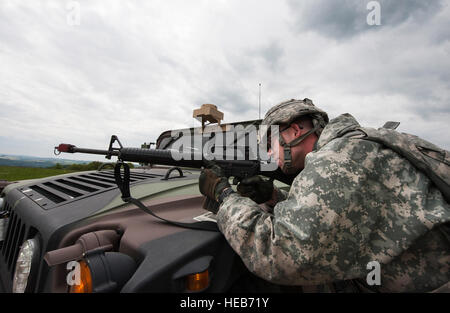 US Army Spezialist Earl Chambers, ein Konkurrent in der 10. Armee Luft und Missile Defense Befehle (AAMDC) 2016 besten Krieger Wettbewerb, gilt Abdeckung Feuer mit seinem m-16 Gewehr bei Baumholder, Germany, 17. Mai 2016. Eingetragenen Soldaten, Unteroffiziere und Junior Offiziere aus dem 10. AAMDC wurden auf ihre körperliche, geistige und Krieger Fähigkeiten während des viertägigen Wettbewerbs getestet, um als der beste Krieger innerhalb ihrer Stufe ausgewählt werden.  TSgt Brian Kimball) Stockfoto