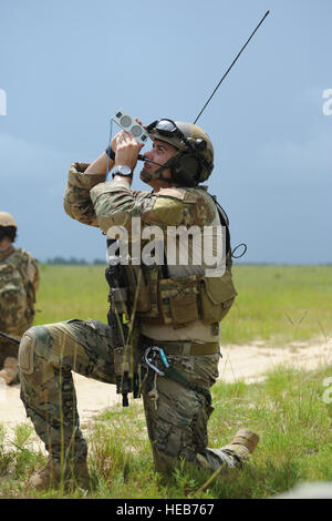 Staff Sgt Stephen Petche, 10. Bekämpfung Wetter Squadron, nimmt Stellungnahme nach dem Loslassen eines Wetterballon während einer Übung 31. Juli 2013 auf der Eglin Range, Florida SOWTs bietet sofortige und präzise Wetterinformationen und Prognosen tief hinter den feindlichen Linien.  Capt Victoria Porto) Stockfoto