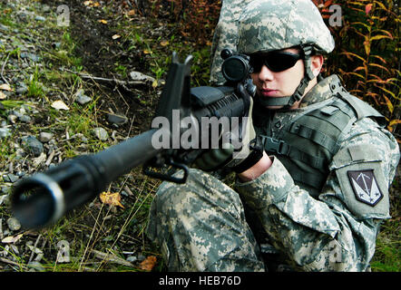 PFC Michael Duffy, 56. Ingenieur Gesellschaft (vertikal), der Audubon, N.J., nimmt eine defensive Position, wie das Gerät montiert und demontiert Schlacht Bohrer bei JBER-Richardson, Sept. 8 führt. Als Reaktion auf simulierten Hinterhalte, praktiziert die Soldaten Ausbau Techniken inklusive Abdeckung und Verschleierung, Perimetersicherheit und Kommunikationsfähigkeiten. Sobald sicher ist, das Gerät sofort gebildet Kader Ebene Bewegungen durchzuführen mit direktem Feuer auf feindliche Sichtkontakt und später identifizieren und Bestätigung improvisierten Sprengkörpern Bedrohungen reagieren. Stockfoto