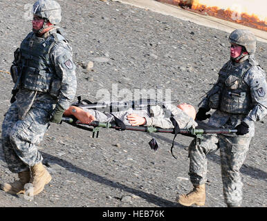 56. Engineer Company (vertikal) Soldaten Spc. Darrel Perez-Fonduer von Ocala, Florida, und Spc. Taylor Wilbanks von Winnfield, Louisiana, evakuieren einen Unfall nach hinten in das Gerät-Ausbildung bei der Infanterie Kader Kampf Kurs in JBER-Richardson, Sept. 13. Im Anschluss an eine leere-Feuer-Walkthrough engagiert Soldaten mehrere Ziele, sowohl außerhalb als auch in CHEXBRES Shoothouse, in live-Feuer-Übungen. Eine plötzliche Veränderung der Mission dann forderte die Soldaten, Opfer in den hinteren Bereich mit einer Sänfte tragen zu evakuieren. Das Stress-Shooting zur Verfügung gestellt der Soldaten mit Vertrautheit und Vertrauen in Treffsicherheit in Stockfoto