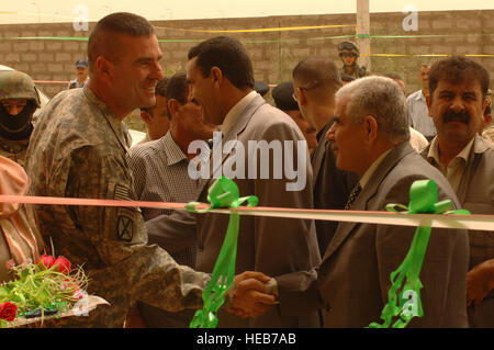 US Army Colonel David Paschal, Commander, 1. Brigade, 10th Mountain Division, Fort-Trommel, N.Y., grüßt Kirkuk Landeshauptmann Abul Rehman Mustafa bei der Eröffnung des Kirkuk Abfall übertragen Station Nummer 1, der am weitesten fortgeschrittene Abfallwirtschaft im Irak, 2. Juli 2008.  Staff Sgt Ave I. Pele-Sizelove Stockfoto