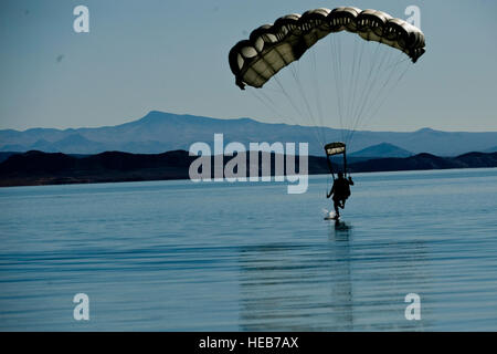 Ein US-Air Force Pararescueman, 58. Rescue Squadron, bereitet eine Wasserlandung in einen militärischen Freifall Wassergraben 10. Januar 2012, über Echo Bay, Nevada Pararescuemen werden ausgebildet, um medizinische Notfallbehandlung im negativen Terrain in Kampf- oder Friedenszeiten vorsehen.  Staff Sgt William Coleman Stockfoto