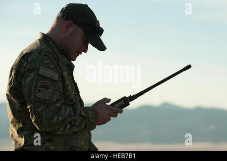 Ein US-Air Force Pararescueman, 58. Rescue Squadron bereitet Kommunikationsmöglichkeiten für einen militärischen Freifall-Sprung 11. Januar 2012, im Wendover Field, Utah. Pararescuemen werden ausgebildet, um medizinische Notfallbehandlung im negativen Terrain in Kampf- oder Friedenszeiten vorsehen.  Staff Sgt Christopher Hubenthal Stockfoto