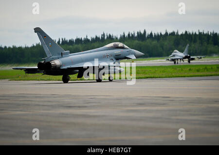 Zwei deutsche Luftwaffe Eurofighter Typhoon Taxi auf dem Flug-Linie in Richtung der Start-und Landebahn am Eielson Air Force Base in Alaska, vor der Abreise nach einer Kampftraining Mission 12. Juni 2012, während rote Fahne-Alaska 12-2. Rote Fahne-Alaska ist eine Pacific Air Forces gesponsert, Gelenk/Koalition, taktische Luft-Bekämpfung der Arbeitslosigkeit-Übung, die die Einsatzfähigkeit der beteiligten Einheiten entspricht. Die gesamte Übung findet im gemeinsamen pazifischen Bereich Complex über Alaska sowie ein Teil der westlichen kanadischen für den gesamten Luftraum von mehr als 67.000 Quadrat-Meilen. Stockfoto