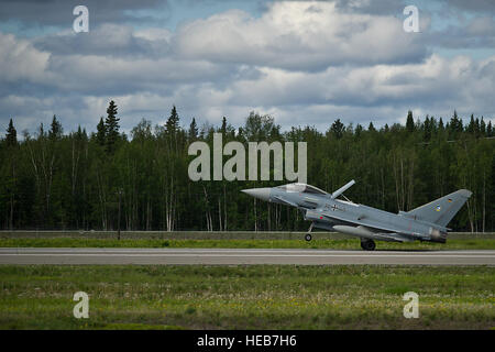 Eine deutsche Luftwaffe Eurofighter Typhoon landet bei Eielson AFB, Alaska nach Abschluss einer Mission Kampftraining, 14. Juni 2012, während rote Fahne-Alaska. Rote Fahne-Alaska ist eine Pacific Air Forces gesponsert, Gelenk/Koalition, taktische Luft-Bekämpfung der Arbeitslosigkeit-Übung, die die Einsatzfähigkeit der beteiligten Einheiten entspricht. Die gesamte Übung findet im gemeinsamen pazifischen Bereich Complex über Alaska sowie einen Teil des westlichen Kanadas für den gesamten Luftraum von mehr als 67.000 Quadrat-Meilen. Stockfoto