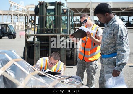 Airman First Class Anthony Vazquez, Senior Amn. Inspizieren Sie Brandon Arleth und Staff Sgt Chris Sims, der 60. Antenne Port Squadron, ein Palet Ausrüstung vor seiner simulierte Bereitstellung auf 'Base X' am 5. Mai 2012. (USAF Foto/Ken Wright) Stockfoto