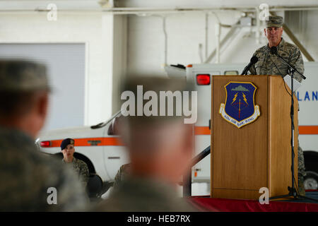 US Air Force Colonel John Allen, 633rd Air Base Wing Commander, befasst sich mit die Masse während der Flügel-Änderung der Befehl Zeremonie auf der Langley Air Force Base, VA., 13. Juli 2015. Als der Kommandant war Allen verantwortlich für mehr als 9.000 militärischem und zivilem Personal einschließlich Headquarters Air Combat Command und drei operativen Gruppen.  Staff Sgt Ciara Gosier Stockfoto