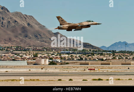 Ein F-16 Kampffalke der 64th Aggressor Squadron startet von der Nellis Air Force Base für Trainingsübungen, die gegnerische Taktiken anwenden, um feindliche Kräfte während des Luftkampfes zu simulieren. Stockfoto