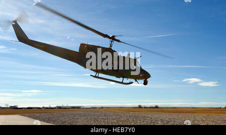 F.E. WARREN AIR FORCE BACE, Wyoming – ein UH-1N Hubschrauber zur 37. Hubschrauberstaffel zieht von ihrer Basis am F. E. Warren Air Force Base, Wyoming, Donnerstag, 27. Januar 2011.  R. J. Oriez) Stockfoto