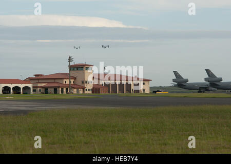 Zwei US-Marinekorps MV-22 b Fischadler kommen 26. August 2014, Lajes Field, Azoren, Portugal. Die MV-22Bs sind Marine Helicopter Squadron One, Marine Corps Base Quantico (Virginia) zugeordnet Die MV-22Bs und Marines HMX-1 zugewiesen Präsidentschafts- und VIP support neben ihrer Hauptrolle als Operational Test und Bewertung Einheit für Marine Angriff Hubschrauber und zugehörige Ausrüstung. (Techn. Sgt. Paul Villanueva II Stockfoto