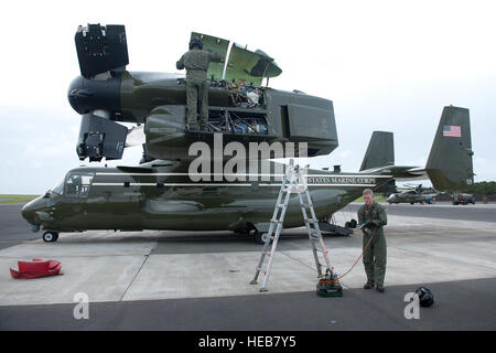 US Marine Corps MV-22 Osprey Crew Chiefs Inspektionen nach dem Flug 26. August 2014, Lajes Field, Azoren, Portugal. Die Marines werden zugewiesen, Marine Helicopter Squadron One, Marine Corps Base Quantico, Virginia Marines HMX-1 zugewiesen bieten Präsidentschafts- und VIP support neben ihrer Hauptrolle als Operational Test und Bewertung Einheit für Marine Angriff Hubschrauber und zugehörige Ausrüstung.  Techn. Sgt. Paul Villanueva II Stockfoto