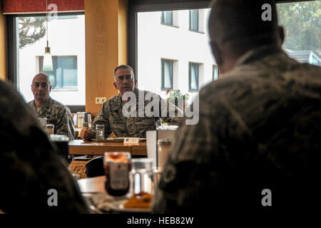 Hören Sie General John E. Hyten, Air Force Space Command Kommandeur und Generalmajor Michael J. Hurley, 691st Cyberspace Operations Staffelkapitän, eine Frage von ein 691st COS Flieger auf Ramstein Air Base, Deutschland, 4. Oktober 2016. Hyten besuchte die 691st COS, die vor kurzem unter AFSPC neu ausgerichtet. Während seines Besuchs hatten Hyten Mittagessen mit Flieger aus der 691st COS, wo sie ihm Fragen stellen konnten.  Staff Sgt Timothy Moore) Stockfoto