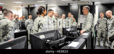 General John E. Hyten, Kommandeur des Air Force Space Command, spricht mit Flieger, die 691st Cyberspace Operations Squadron auf Ramstein Air Base, Deutschland, 4. Oktober 2016 zugewiesen. Die 691st COS wurde im März 2016 mit der Deaktivierung der 83. Network Operations Squadron Ablösung 4 und die 690th Netzwerk Support Squadron Ablösung 1 unter AFSPC gegründet.  Staff Sgt Timothy Moore) Stockfoto