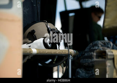 Ein Helm und die Trinkflasche aus der 6. Special Operations Squadron sitzen im Inneren ein UH-1N Huey Gunship auf der Flightline auf Hurlburt Field, Florida, 13. August. Das Geschwader erhielt seine ersten beiden Flugzeuge, UH-1N Hueys am 11. Oktober 1996. Stockfoto