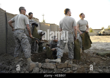 Am 22. März, US-Armeesoldaten aus Alpha-Truppe, 6. Geschwader, 9. Armored Reconnaissance Regiment, 3rd Brigade Combat Team, Sandsäcke 1. Kavallerie-Division füllen die Beobachtungspunkte in Shakarat, Irak benutzt wird.  Alpha Trupp Soldaten führen Patrouillen und bauen eine Armee gegen Vorposten im Shakarat.   Staff Sgt. Stacy L. Pearsall) Stockfoto