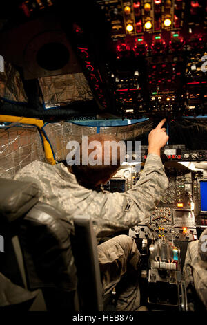 US Air Force Airman 1st Class Jeremy Lowe, 55. Aircraft Maintenance Unit, führt eine Post-Flugvermessung auf eine RC-135V/W Rivet Joint, am 7. Okt in Südwestasien. Lowe, half Mark 7 Okt. als den 7,000th Tag in Folge, die, den die Rivet Joint Kommandanten in den US Central Command Verantwortungsbereich in der Nähe von Echtzeitinformationen auf Szene-Sammlung, Analyse und Verbreitung zur Verfügung gestellt hat. Lowe ist von Offutt Air Force Base, Nebraska, zur Unterstützung der irakischen Operationen und Enduring Freedom eingesetzt. Stockfoto