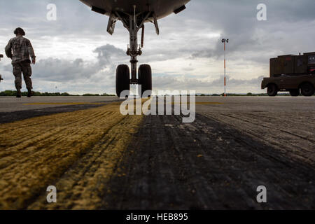 749th Aircraft Maintenance Squadron Crew Chief Master Sgt. Jared Harris führt die Preflight-Wartung an einer KC-10 Extender 13. Juli 2016 an RAF Fairford, England. Der KC-10 würde bald drei F-35A Lightning II-Kampfjets auf dem Flug zurück in die Vereinigten Staaten tanken. (US-s von Staff Sgt Madelyn Brown) Stockfoto