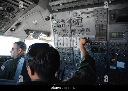 Master Sgt. Noel Amigleo, 70. Air Refueling Squadron Flugingenieur führt während des Fluges Aufgaben 16. Juli 2016 auf dem Rückflug nach Hause zu Travis Air Force Base, Kalifornien Ein Aircrew 70. ARS Mitglieder verließ Travis Air Force Base, Kalifornien 11. Juli 2016 auf dem Weg zur Royal Air Force Base Fairford in Gloucestershire, England. Der Zweck der Reise ist F-35A Lightning II-Kampfjets, die in die Vereinigten Staaten zurückkehren nach der Teilnahme an der weltweit größten Flugschau zu tanken. (US-s von Staff Sgt Madelyn Brown) Stockfoto