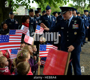 US Air Force Generalmajor Andrew Mueller, rechts, der Kommandant des NATO E-3A, winkt eine Gruppe Kinder vor einer Gedenkfeier in Berismenil, Luxemburg, 29. April 2014. Kinder von fünf Schulen in der Region von La Roche-En-Ardenne sowie Delegationen aus den USA und belgischen Streitkräften versammelt, um des 70. Jahrestags des Flugzeugabsturz einer US Army Air Forces b-17 Flying Fortress, die 13. April 1944 aufgetreten sind.  Staff Sgt Joe W. McFadden Stockfoto