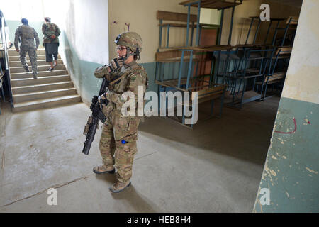 Staff Sgt Elizabeth Rosato, 755. Expeditionary Sicherheit Kräfte Staffel Reaper Team 1 Mitglied, patrouilliert eine Schule in der Nähe von Bagram Air Field, Afghanistan, 11. März 2013. Diese Gruppen Sicherheit Kräfte Mitglieder arbeiten Missionen "außerhalb der Draht" Gewährleistung der Sicherheit während der Schlüssel Führer Engagements und Treffen mit der lokalen Gemeinschaft. Senior Airman Chris Willis) Stockfoto