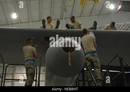 Flieger aus der 755. Aircraft Maintenance Squadron anbringen wieder der führende Linie auf einem Flügel des Flugzeuges EC - 130 H Kompass rufen an Davis-Monthan Air Force Base in Arizona 1. Mai 2013. Diese EC - 130H ist einer der 14 in der Air Force, der ausgestattet ist mit Antennen, um Funksignale zu finden und geben an Bord Computer-Betreiber die Möglichkeit, diese Signale zu blockieren.  Flieger 1. Klasse Betty R. Chevalier/freigegeben) Stockfoto