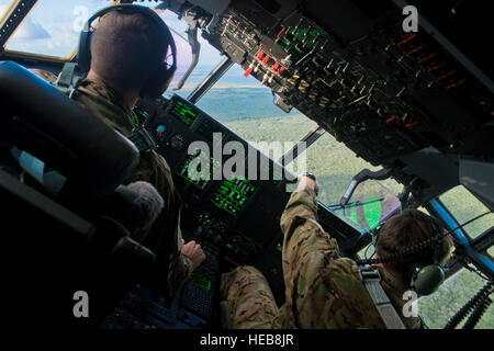 Kreisen Sie US Air Force Captain Patrick Weekly, 75. Expeditionary Airlift Squadron C-130J Super Hercules Flugkapitän und US Air Force Captain Eric Mai, 75. EAS C-130J Super Hercules-Co-Pilot, eine Start-und Landebahn 21. Juni 2014, über Ostafrika. Die C-130J-Crew war Transport von Personal und Ausrüstung zur Unterstützung kombiniert Joint Task Force-Horn Afrikas Mission der Stabilisierung und Stärkung der Sicherheit in Ostafrika.  Senior Airman Riley Johnson) Stockfoto