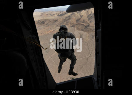 Ein US Air Force Airman, 820th RED HORSE Luft Flug Springer, verlässt eine c-17 Globemaster III während einer Mission Sprung 15. Oktober 2011, am Nellis Air Force Base, Nevada  820th RED HORSE Flieger führen Airdrop Missionen auf Schulungen und Zertifizierungen auf dem laufenden, betreiben eigene Drop-Zones und springen Missionen zu erfüllen.   Senior Master Sgt.  Kevin Grünwald Stockfoto