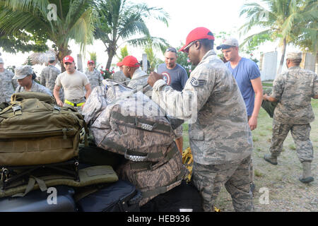 Mitglieder der 823. Expeditionary RED HORSE-Staffel aus Hurlburt Field, Florida, nehmen ihre Koffer aus einer Palette nach der Ankunft in ihrem Hotel in Trujillo, Honduras, 27. Mai 2015. Diese Flieger sind ein Bestandteil der neuen Horizonte Honduras Übung statt um Trujillo und verantwortlich für den Bau einer Schulhaus und Bohren eines Brunnens beim Arbeiten Seite an Seite mit ihren honduranischen Pendants. New Horizons wurde in den 1980er Jahren ins Leben gerufen und ist eine jährliche gemeinsame humanitäre Hilfe Übung die US Southern Command mit einem Partnerland in Zentralamerika, Südamerika oder die C führt Stockfoto