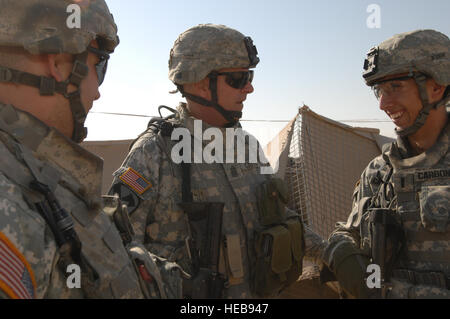 Command Sergeant Major Neil Ciotola der Multi-National Corps-Irak, zentrieren, gibt ein paar Worte der Ermutigung, Staff Sgt Thomas Arnett, links, und 1st Lt. Zachary Corbonell, Recht, sowohl von Charlie Kompanie, 1. Bataillon, 505. Fallschirm-Infanterie-Regiment, 3rd Brigade Combat Team, 82nd Airborne Division, an einem Kontrollpunkt in Siniyah, Irak, Aug. 19. Stockfoto