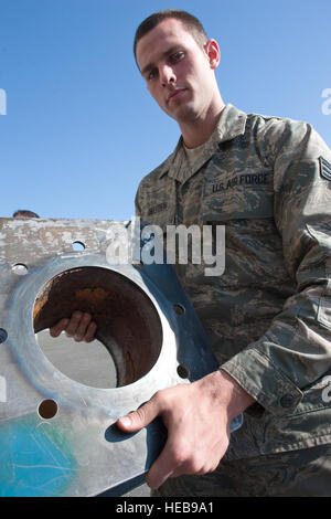 YOKOTA AIR BASE, Japan--liefert Senior Airman Skyler Nefflen, 374th Wartung Geschwader, ein Bauteil für eine Wasserpumpe auf der Yokota Air Base 27. März 2011 nach 20 Stunden dafür arbeiten.  Diese Komponenten werden an australische Ingenieure liefern, die sie an japanische Hilfsorganisationen, die die neu erstellte Flansche verwenden können übergeben, um abgekühlt ist, die Kernreaktoren und Stabilisierung des Kernkraftwerks Fukushima Daiichi. Osakabe Yasuo) Stockfoto